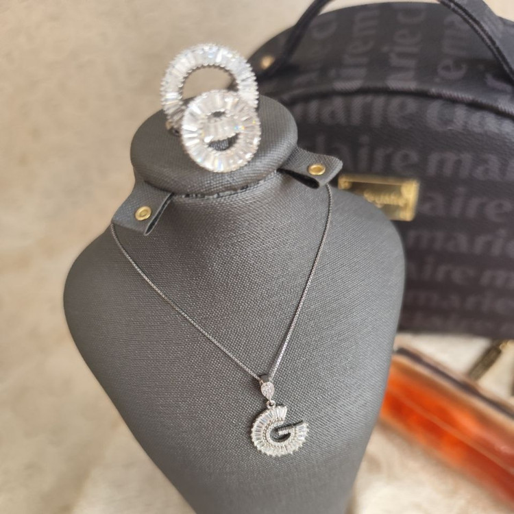 گردنبند ست این انگشتر لوکس موجود می باشد.